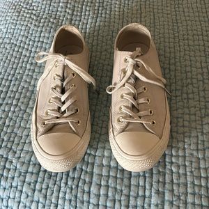 Leather converse tennis shoe. Size 7 1/2.